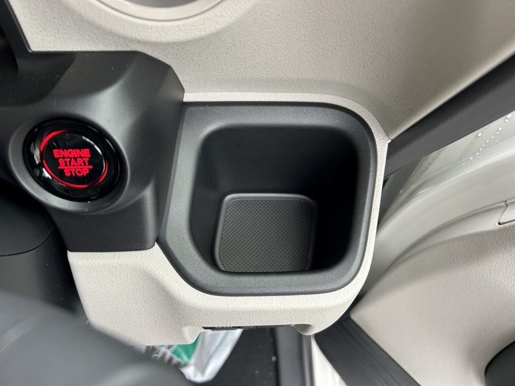 ■運転席ドリンクホルダー