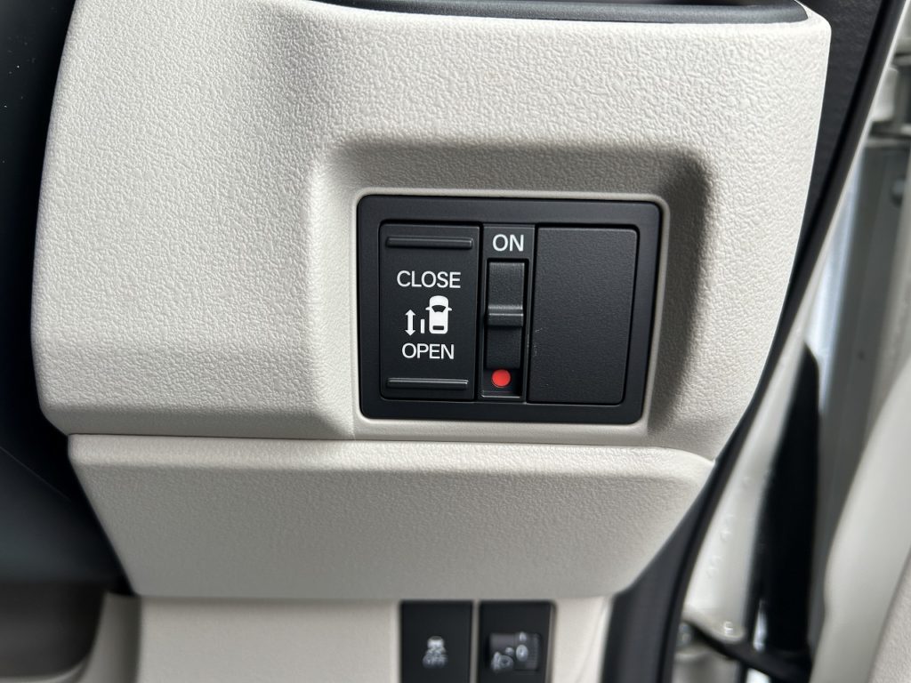 ■左側電動スライドドア開閉スイッチ
