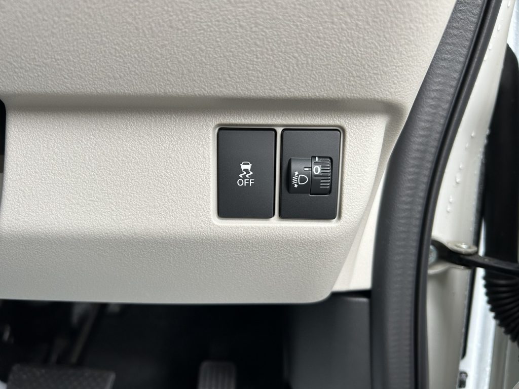 ■横滑り防止装置　■ヘッドライトレベライザー