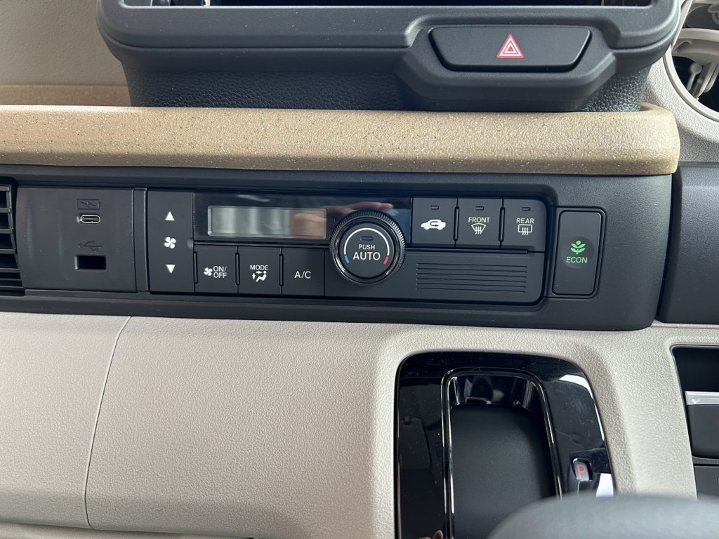 ■オートエアコン　■前席シートヒーター　■ECON　■USB充電ソケット