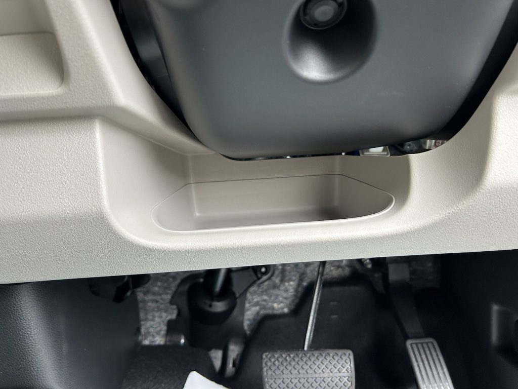 ■運転席小物入れ