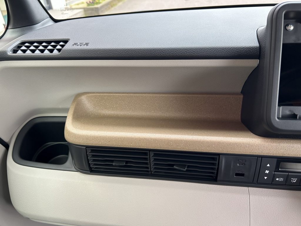 ■助手席小物置き　■ドリンクホルダー