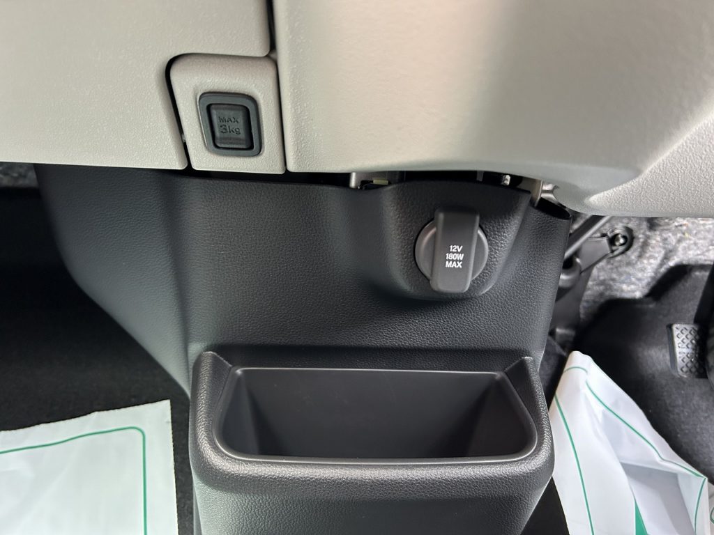 ■アクセサリーソケット　■荷掛けフック　■インパネ下小物入れ