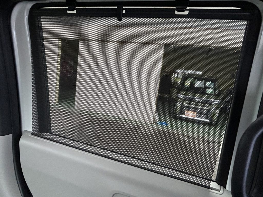 ■格納式リアロールサンシェード