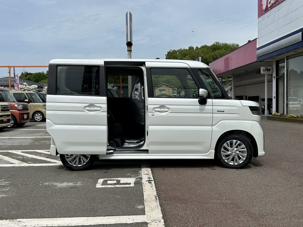 ■左側電動/右側手動スライドドアのおクルマです