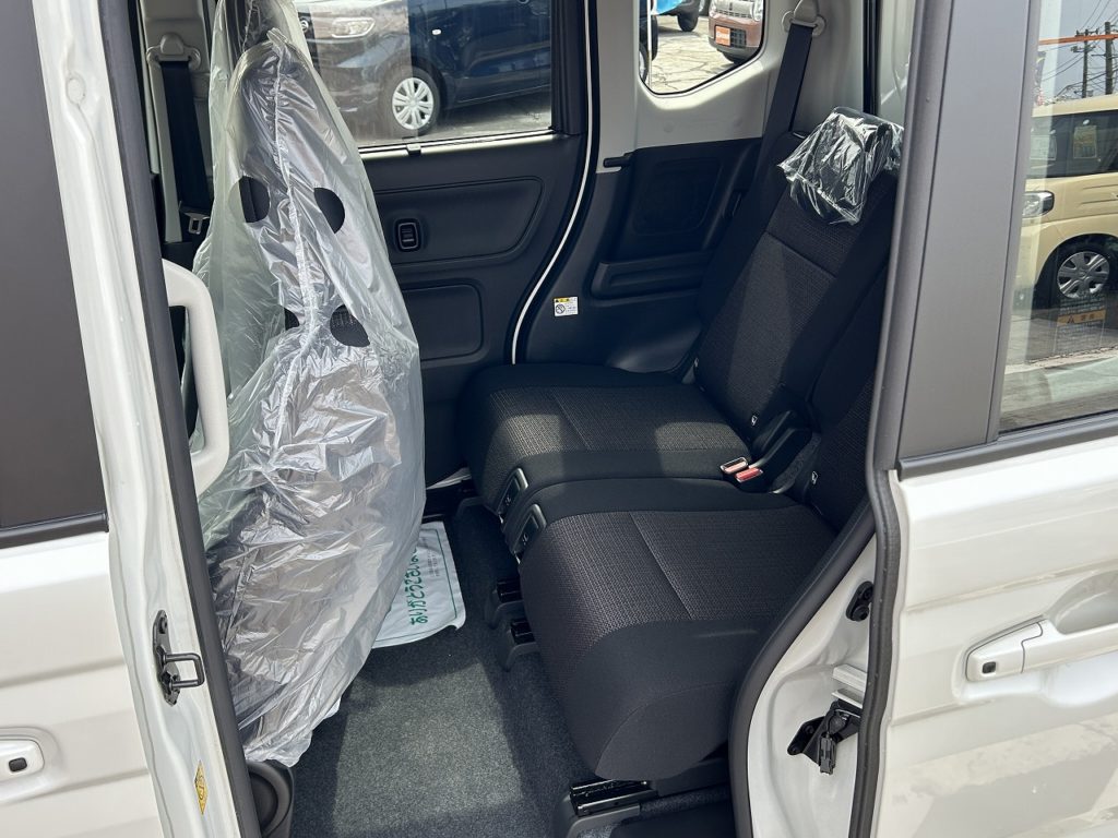 ■リアシート。足元もひろびろ♪