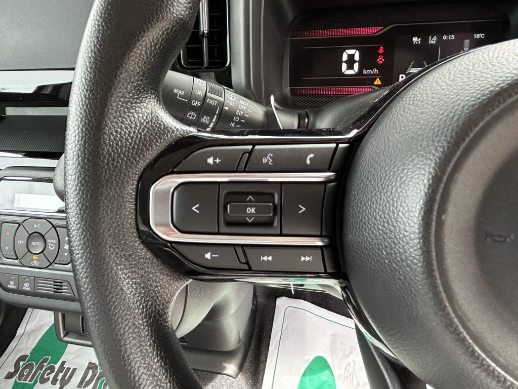 ■ハンドル手元でナビやディスプレイの操作ができるステアリングスイッチ