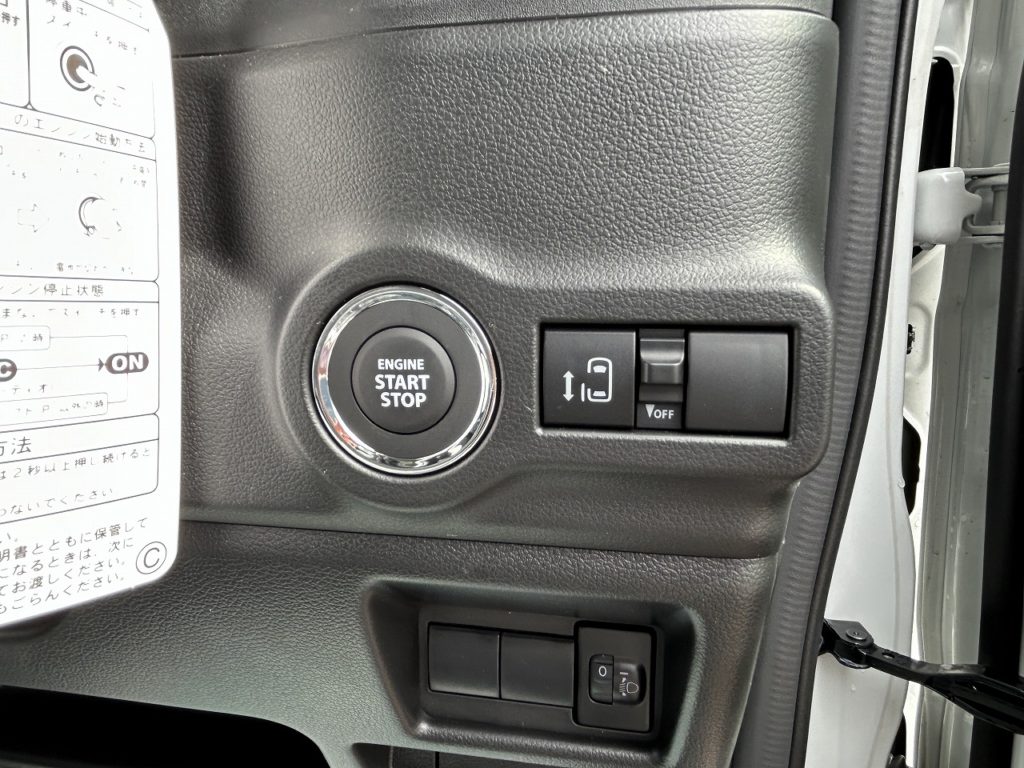 ■エンジンプッシュスタート　■左側電動スライドドア開閉スイッチ