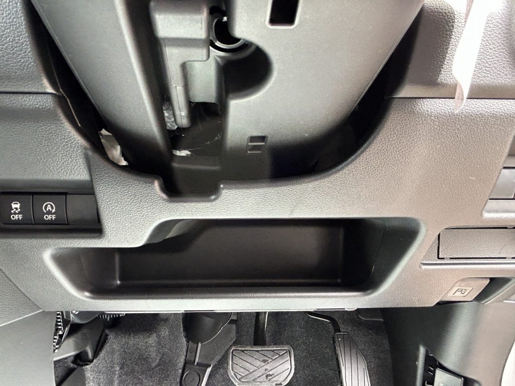 ■運転席下部小物入れ