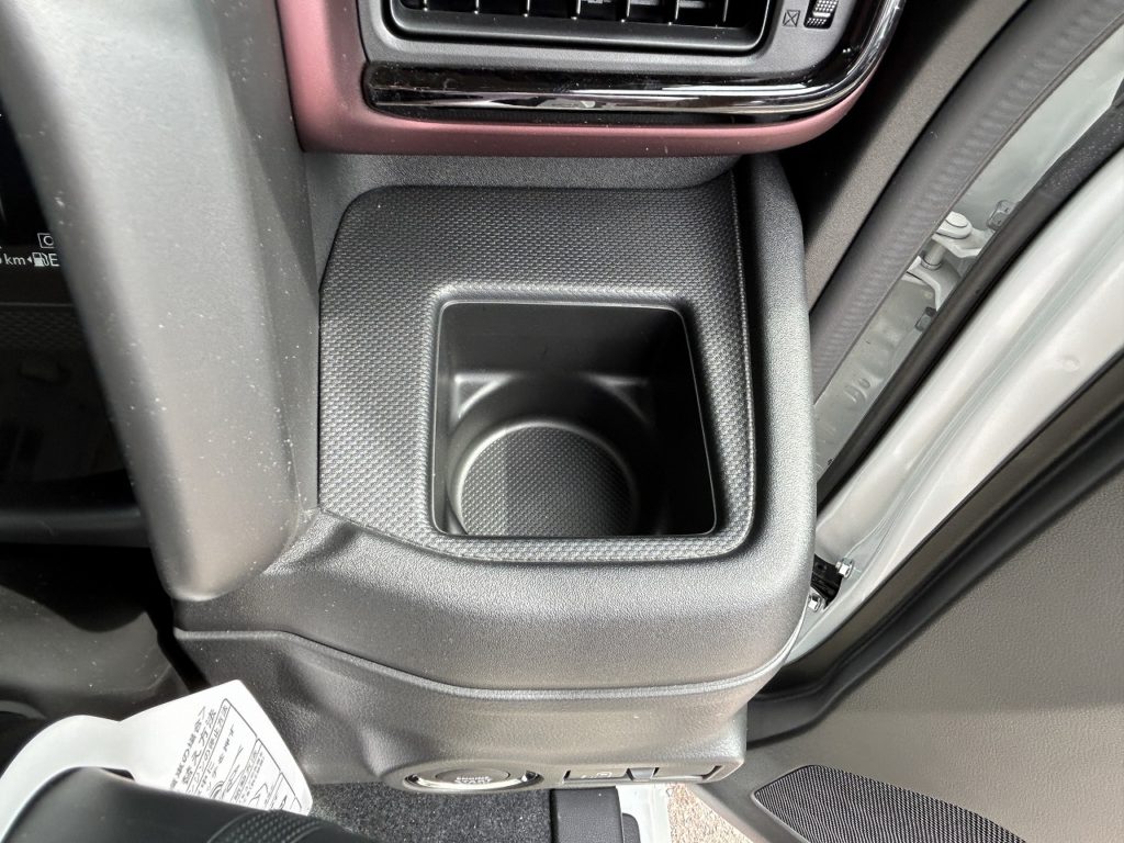 ■運転席ドリンクホルダー
