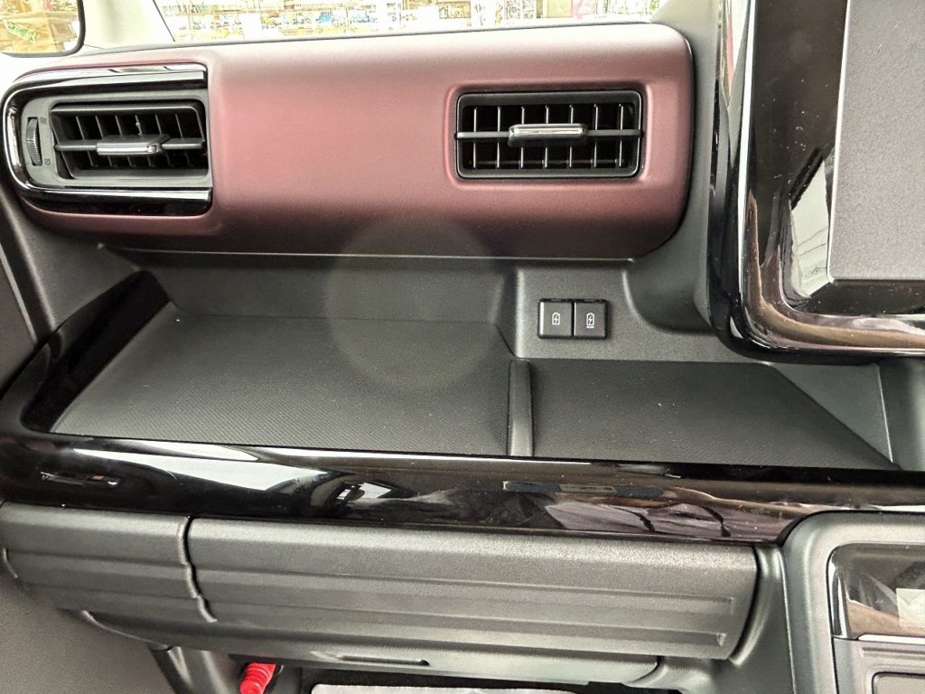 ■助手席小物置き/USB充電ソケット