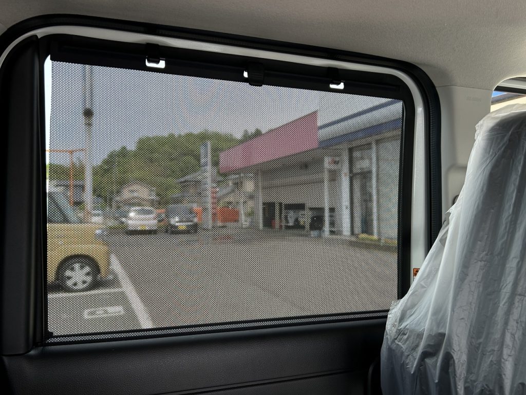 ■格納式リアロールサンシェード