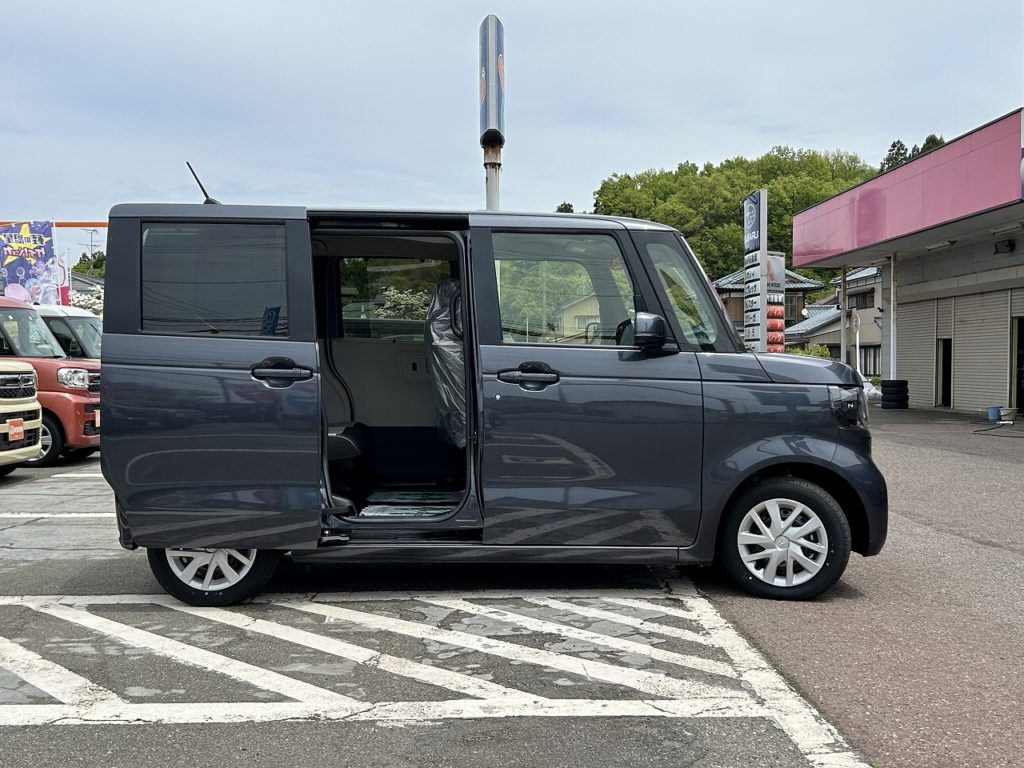 ■右側手動/左側電動スライドドアのおクルマです