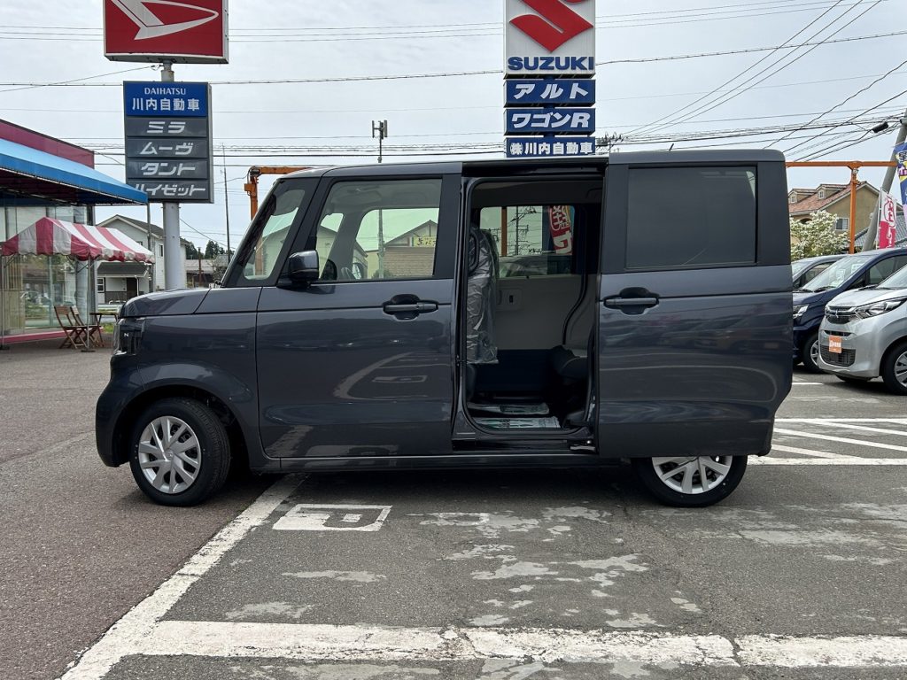 ■リアドアはスライドドアのため、狭い駐車場でもドアあての心配がありません