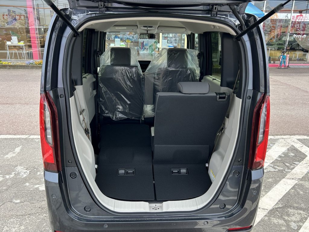 ■後部座席は分割して倒せます