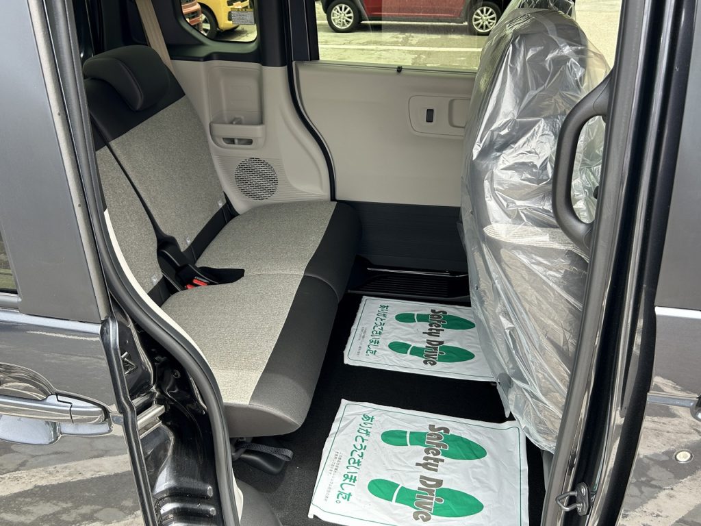 ■リアシート。足元もひろびろ♪