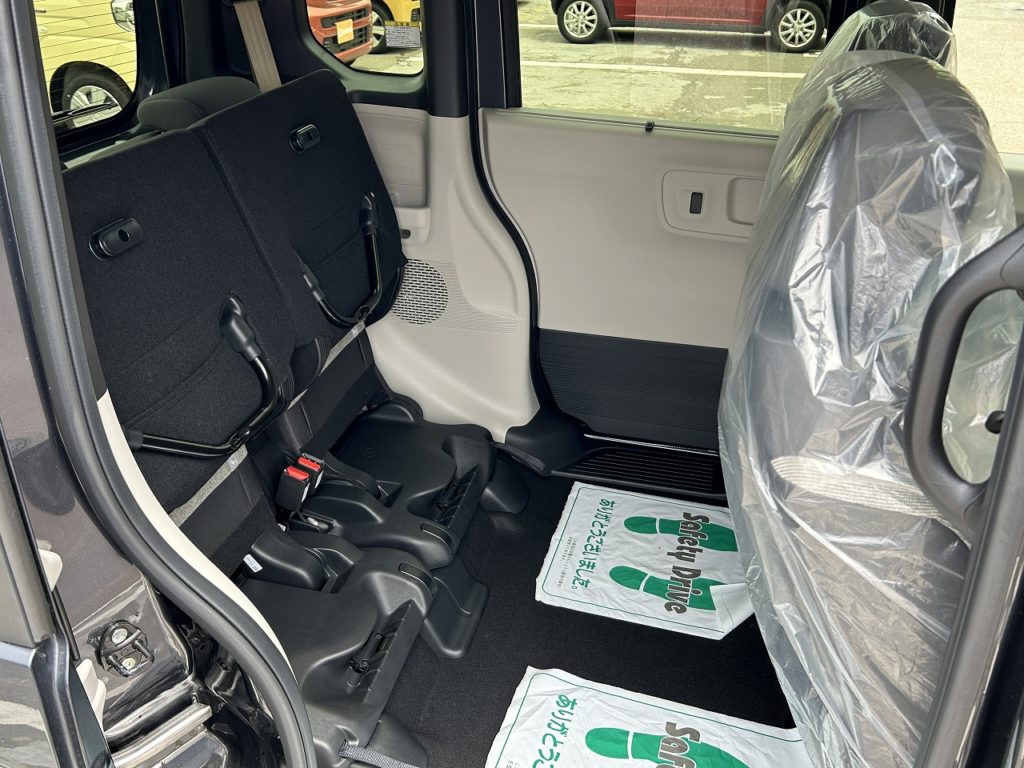 ■チップアップ&ダイブダウン機構付スライドリアシート。後部座席の座面をはね上げ、荷物を積める空間に早変わり♪