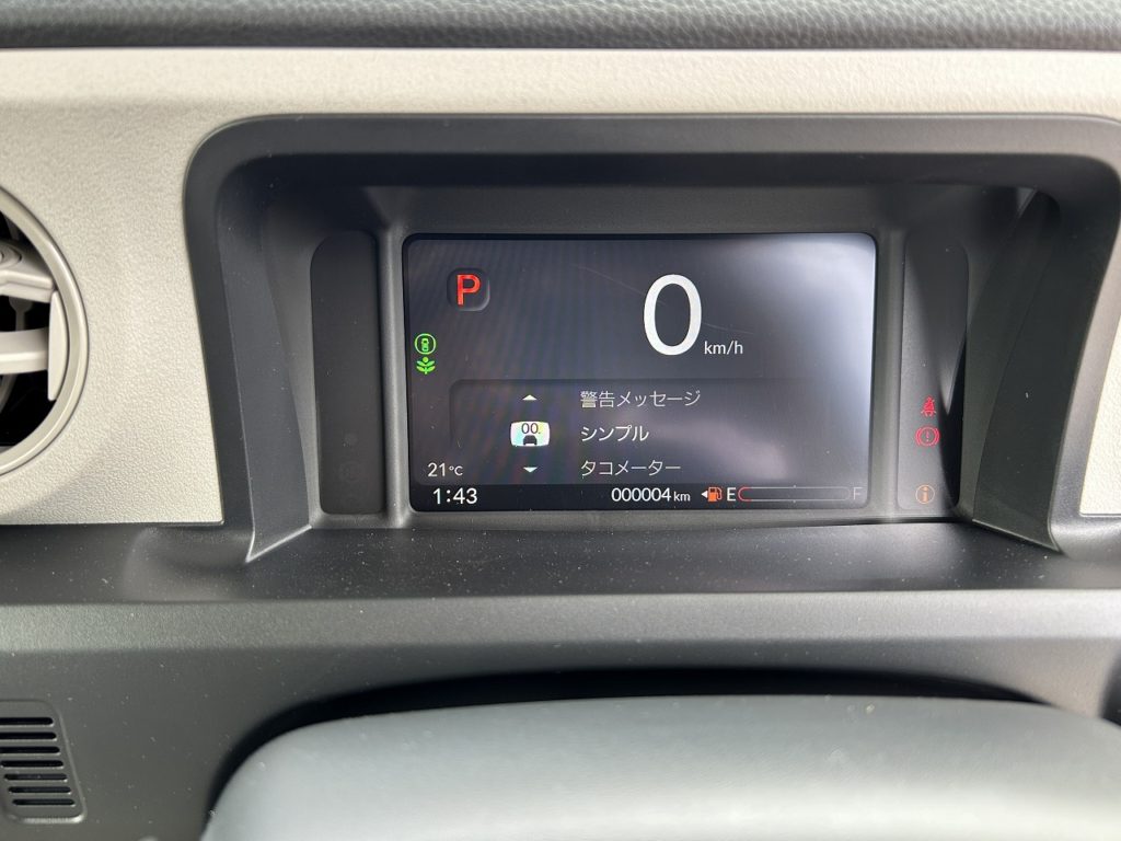 ■走行距離は撮影時点で4ｋｍ。ほとんど走っていない届出済未使用車のおクルマです