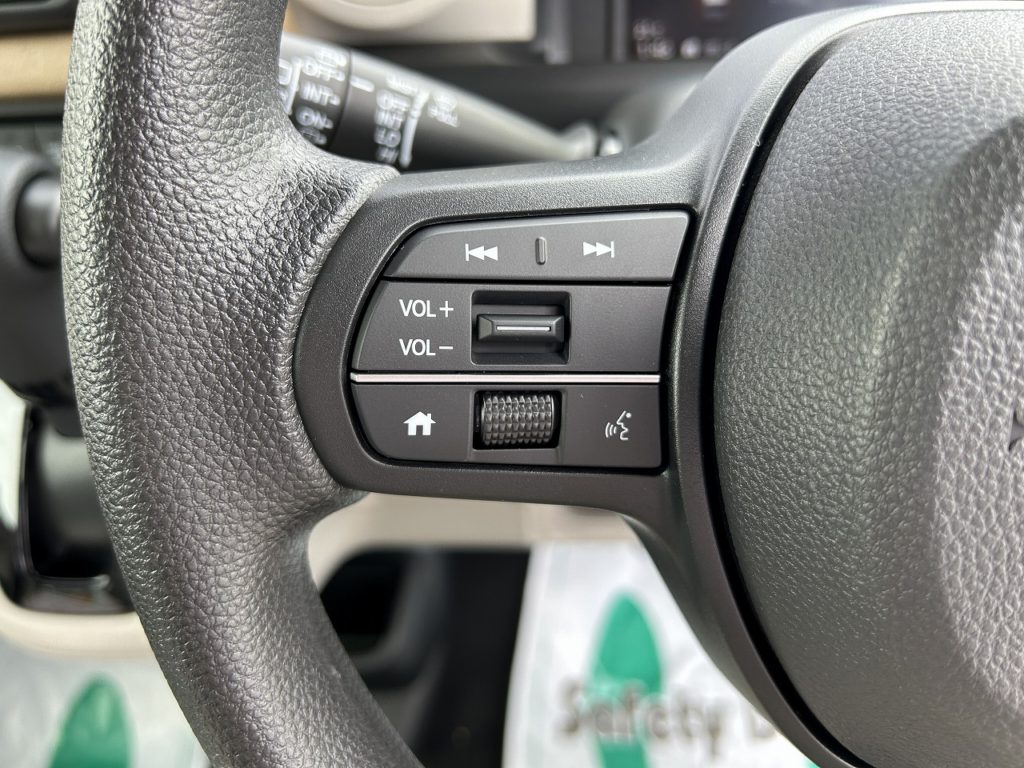 ■ハンドルの手元でナビやディスプレイの操作ができるステアリングスイッチ