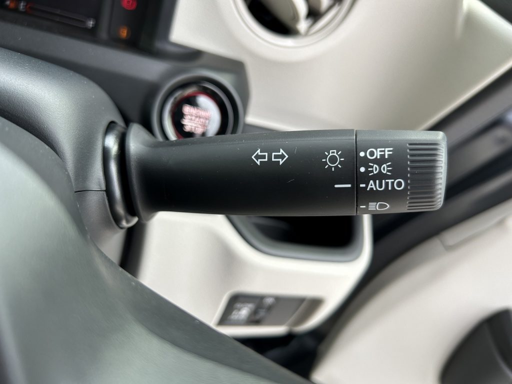 ■暗くなると自動で点灯してくれるオートライト