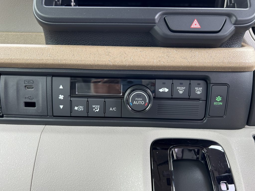 ■オートエアコン　■前席シートヒーター　■ECON　■USB充電ソケット