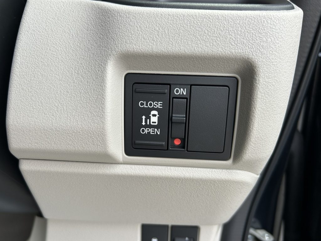 ■左側電動スライドドア開閉スイッチ