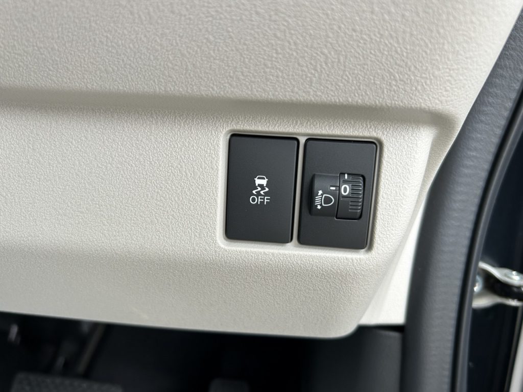 ■横滑り防止装置　■ヘッドライトレベライザー