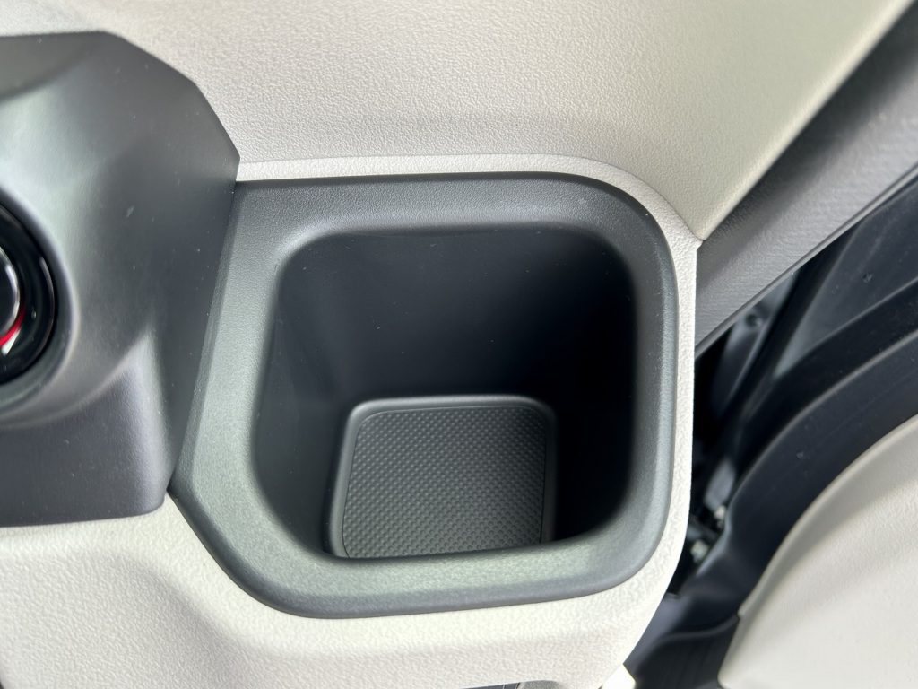 ■運転席ドリンクホルダー