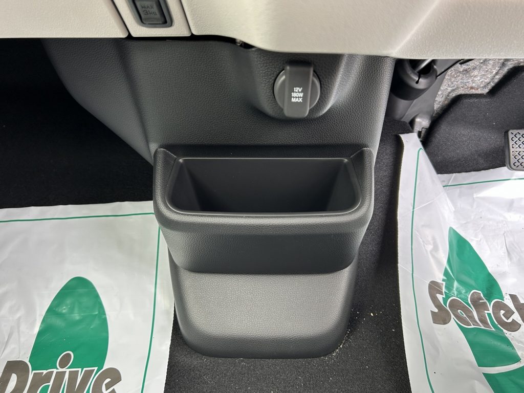 ■アクセサリーソケット　■インパネ下小物入れ