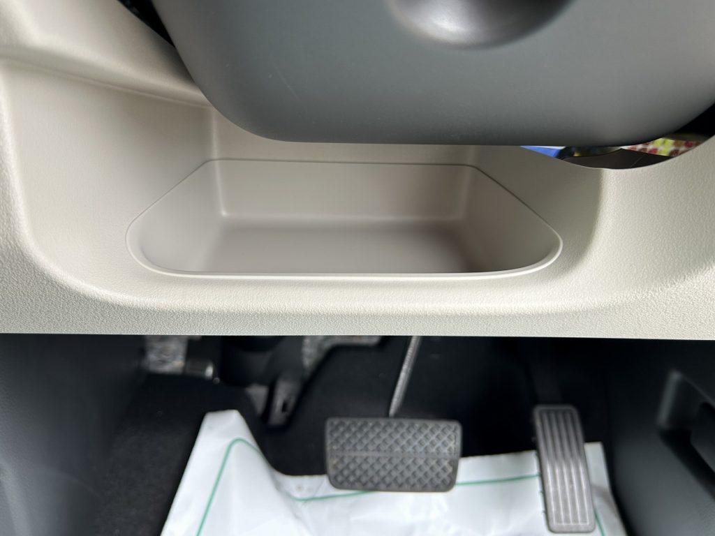 ■運転席小物入れ