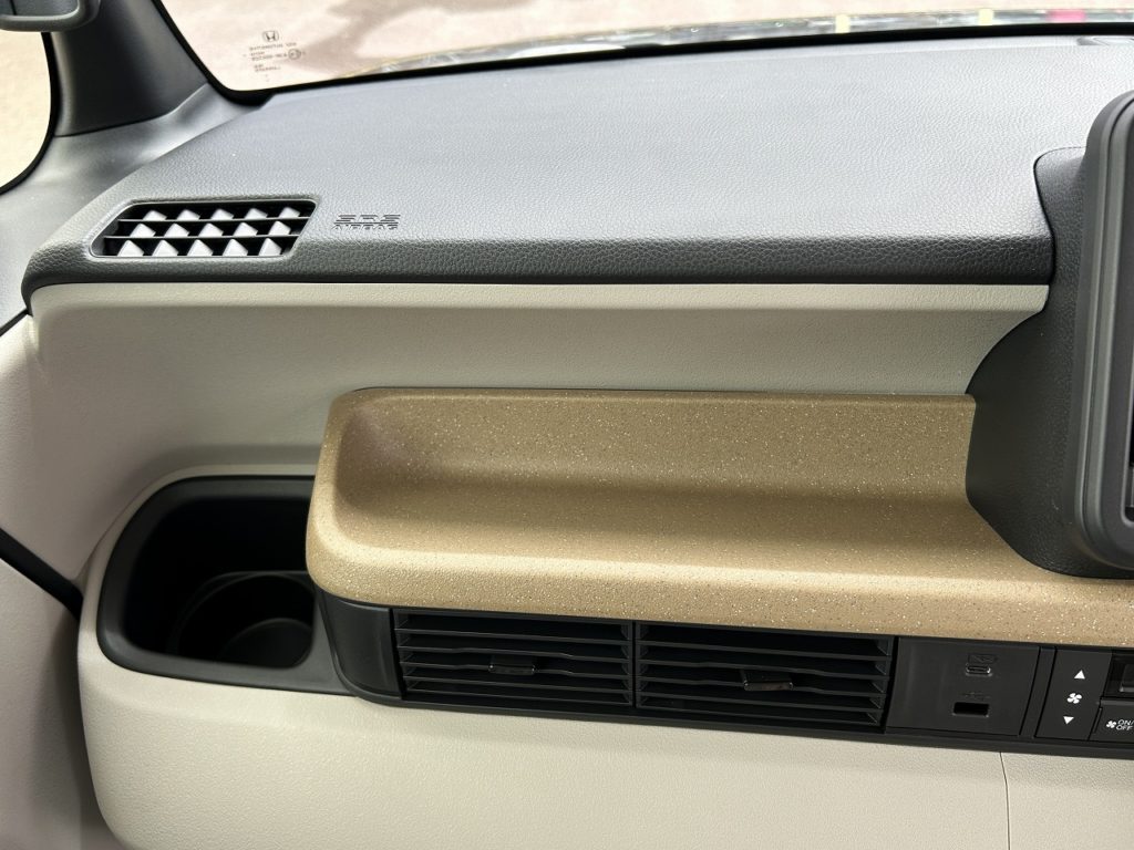 ■助手席小物置き　■ドリンクホルダー