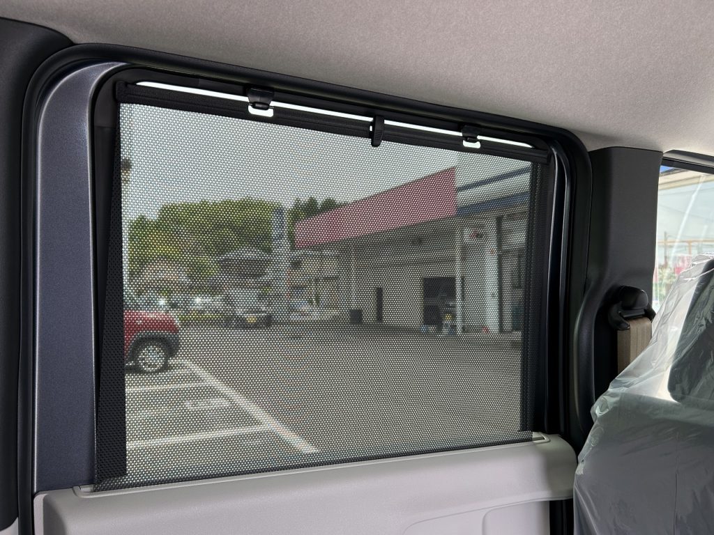 ■格納式リアロールサンシェード