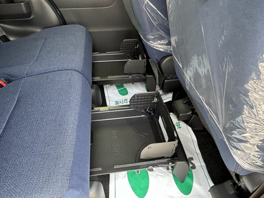 ■フロアに直接置きたくない荷物を置くのに便利な置きラクボックス。買い物帰りの荷物を置いたり、通常の収納としても利用できます