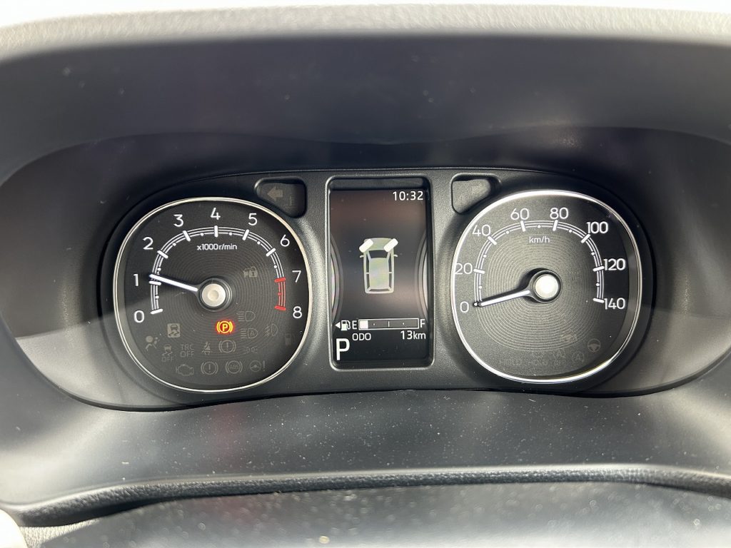 ■走行距離は撮影時点で13ｋｍ。ほとんど走っていない届出済未使用車のおクルマです