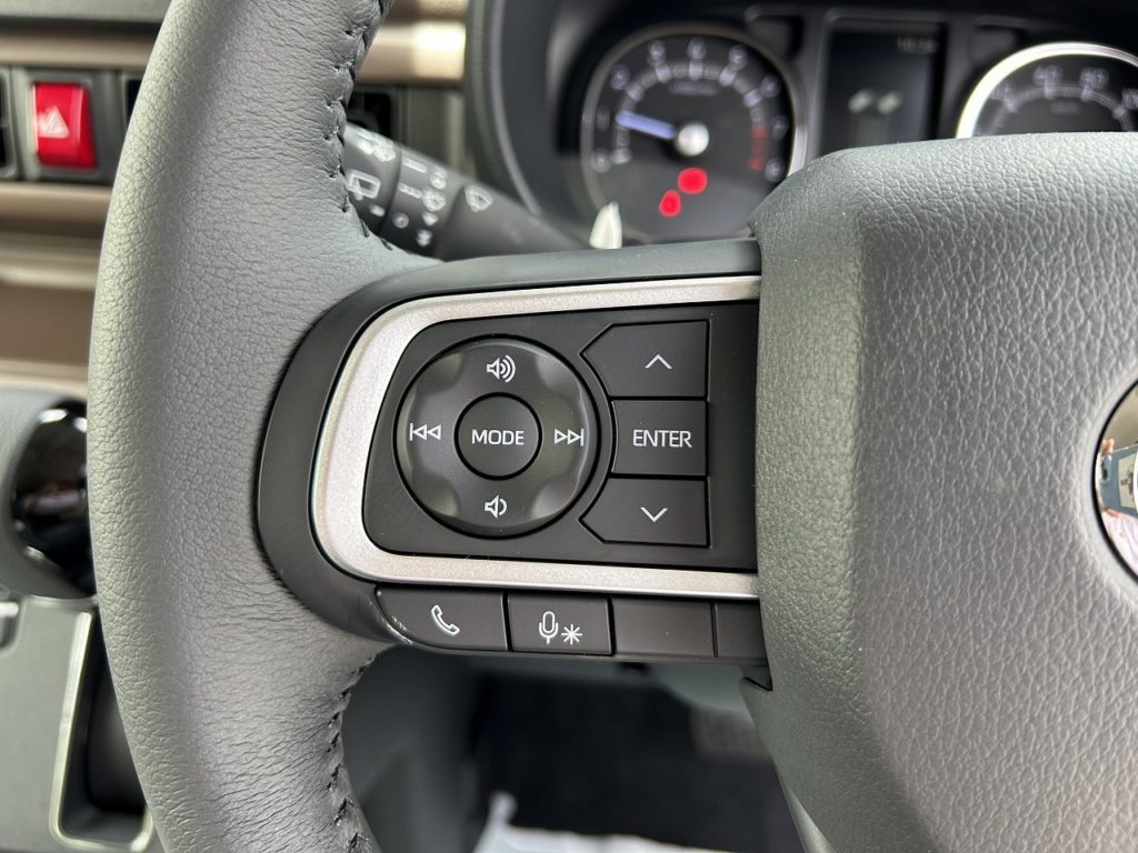 ■ハンドルの手元でナビの操作ができるステアリングスイッチ