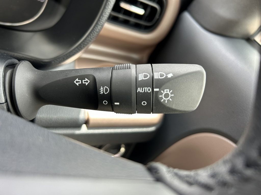 ■暗くなると自動で点灯してくれるオートライト