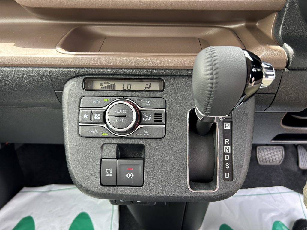 ■インパネシフト　■オートエアコン　■電子制御パーキングブレーキ　■オートブレーキホールド
