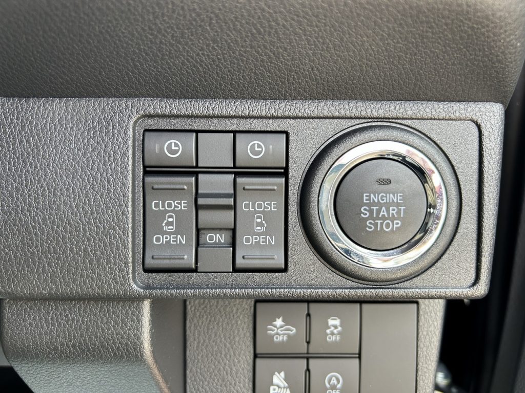 ■両側電動スライドドア開閉スイッチ（予約開閉機能付き）　■エンジンプッシュスタート
