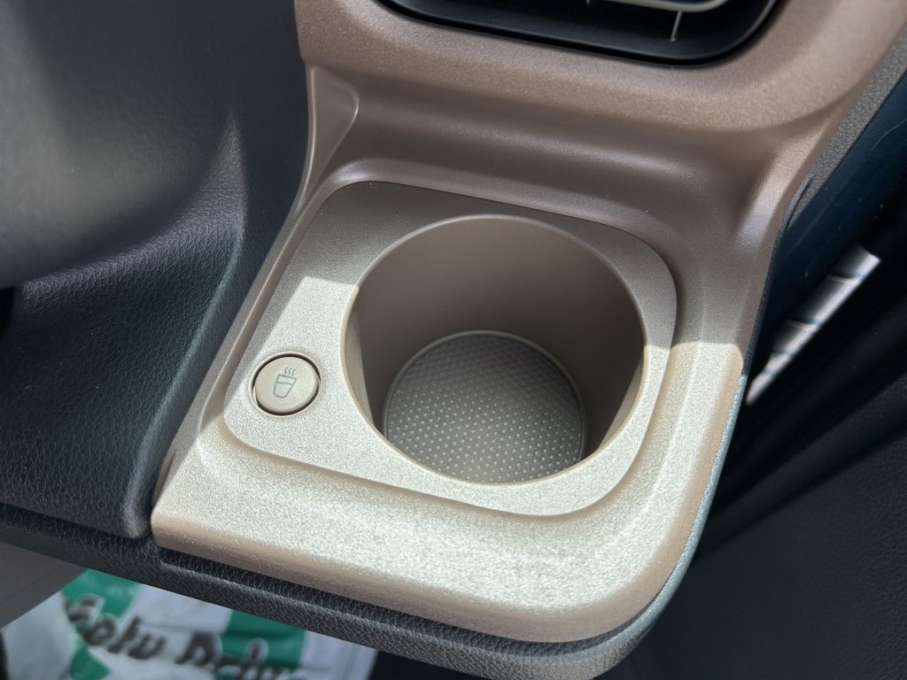 ■保温機能付き運転席ドリンクホルダー