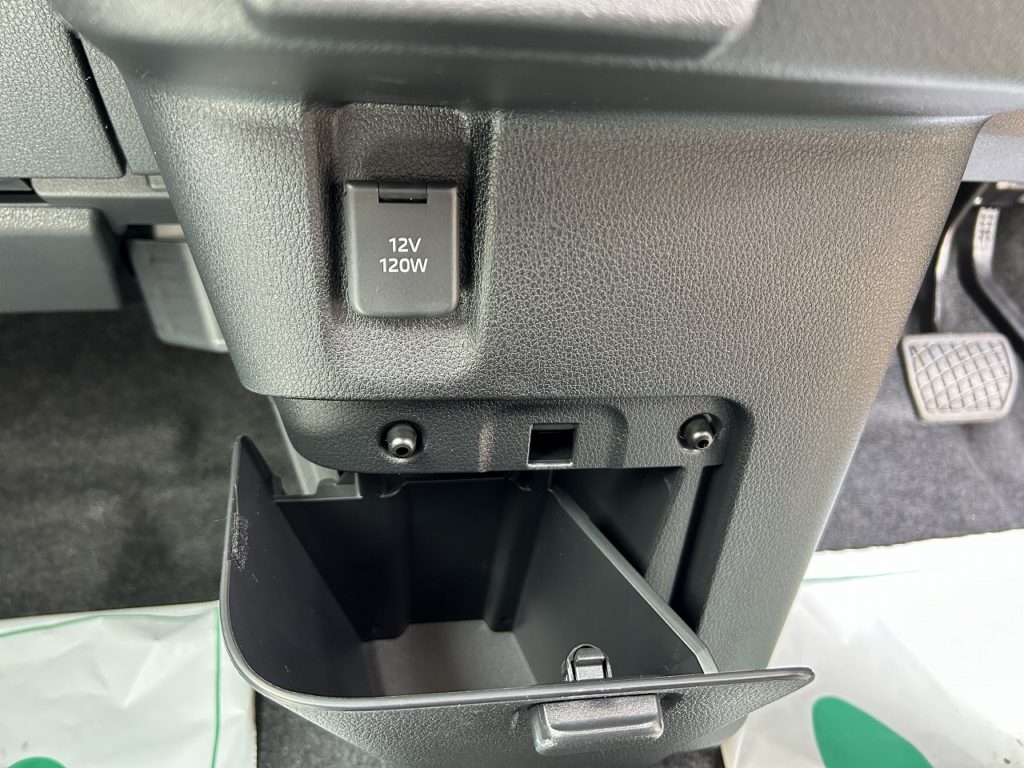 ■スマホなどの充電に便利なアクセサリーソケット　■インパネ下小物入れ