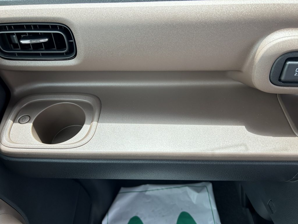 ■保温機能付きドリンクホルダー　■助手席小物置き