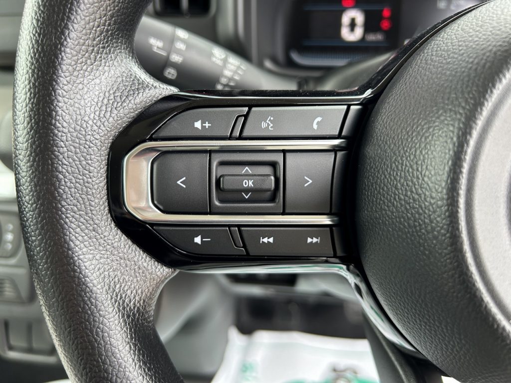 ■ハンドルの手元でナビの操作ができるステアリングスイッチ