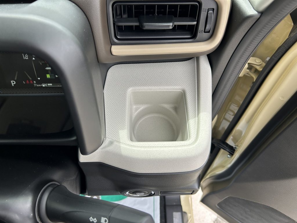 ■運転席ドリンクホルダー