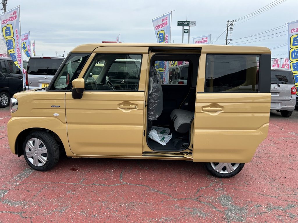 ■狭い駐車場でもドアあての心配がなく、荷物の積み込みや同乗者の乗り降りも安心♪