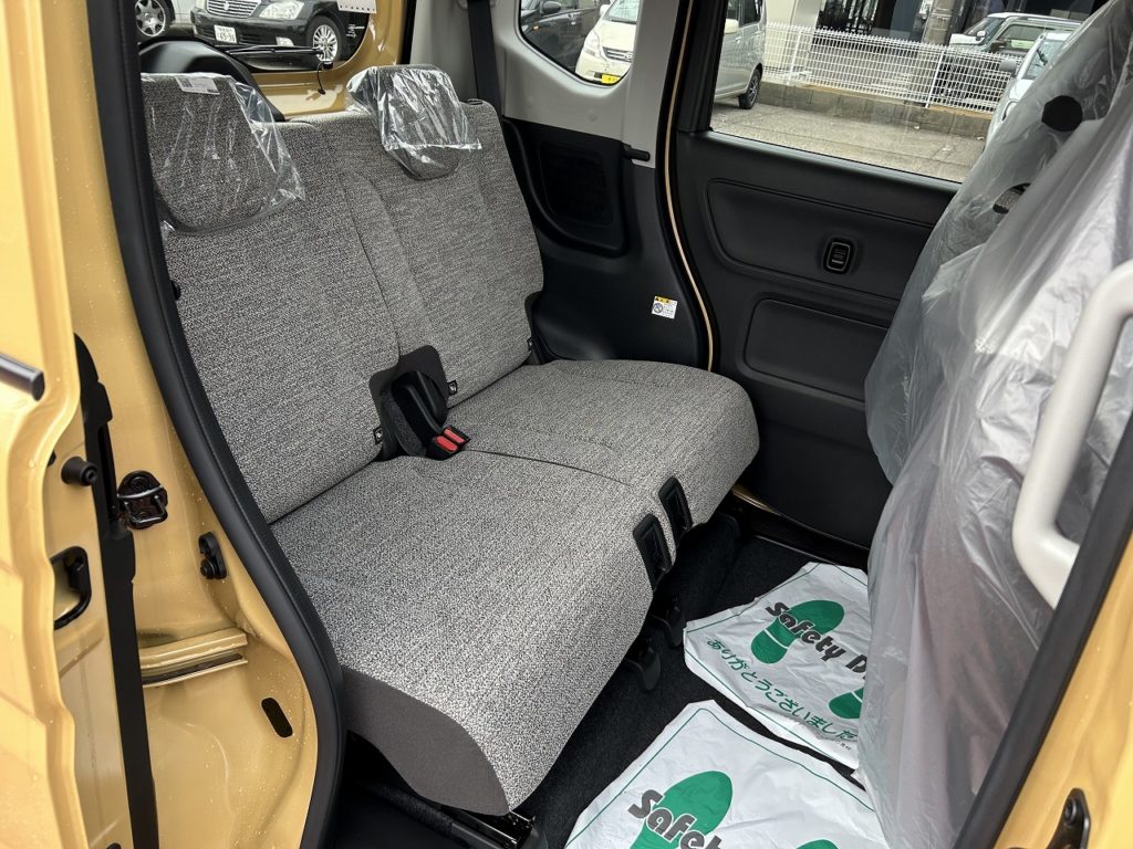 ■後部座席は足元も広々