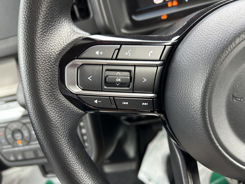 ■ハンドルの手元でナビやディスプレイの操作できるステアリングスイッチ