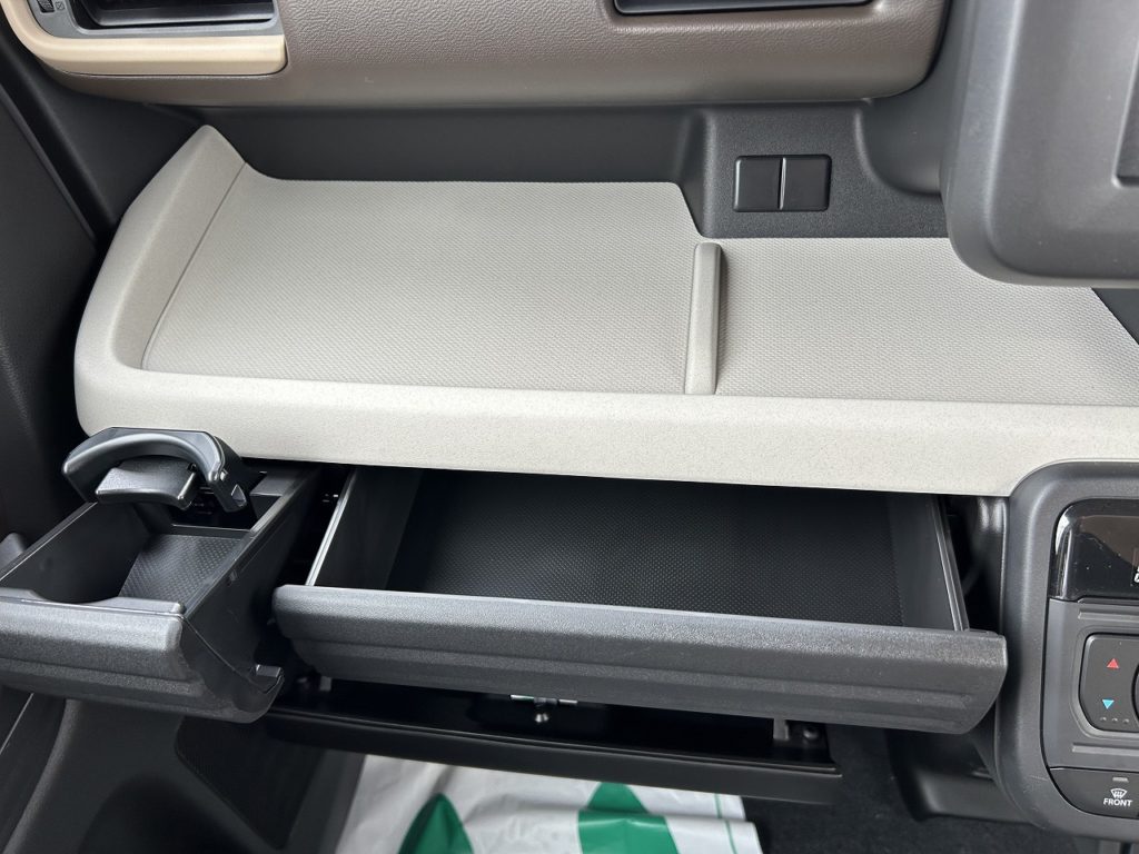 ■助手席小物置き/助手席収納