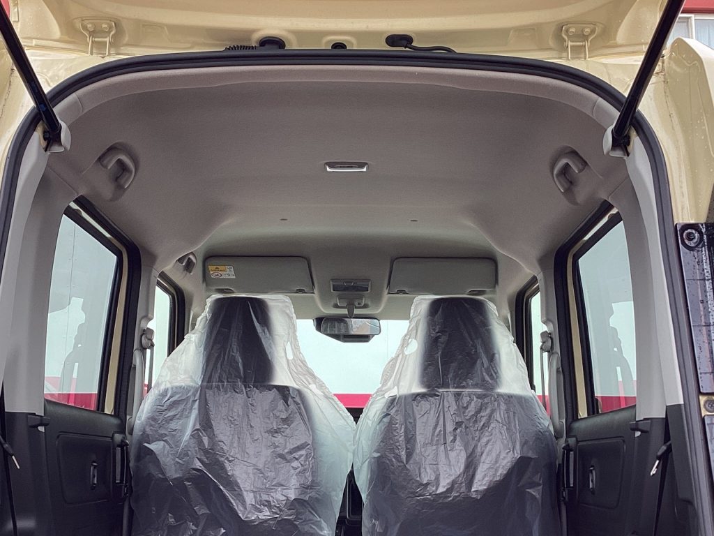 ■天井も広く内装ひろびろ♪