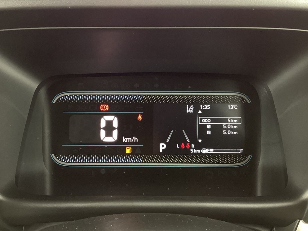 ■走行距離は撮影時点で8ｋｍ！　ほとんど走っていない届出済未使用車のおクルマです