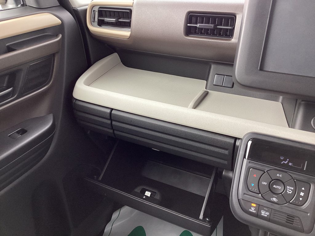 ■助手席小物置き/収納スペース